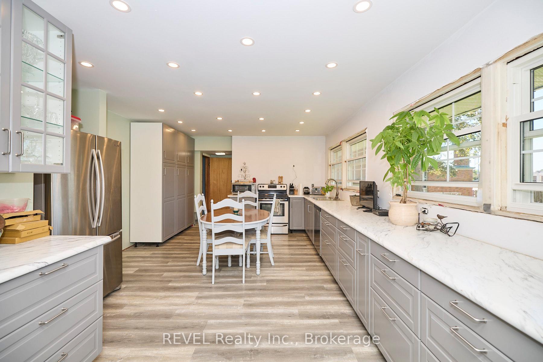 Photo 8 of 7205 Sharon Avenue, Niagara Falls, Arad/Fallsview — HOMEH