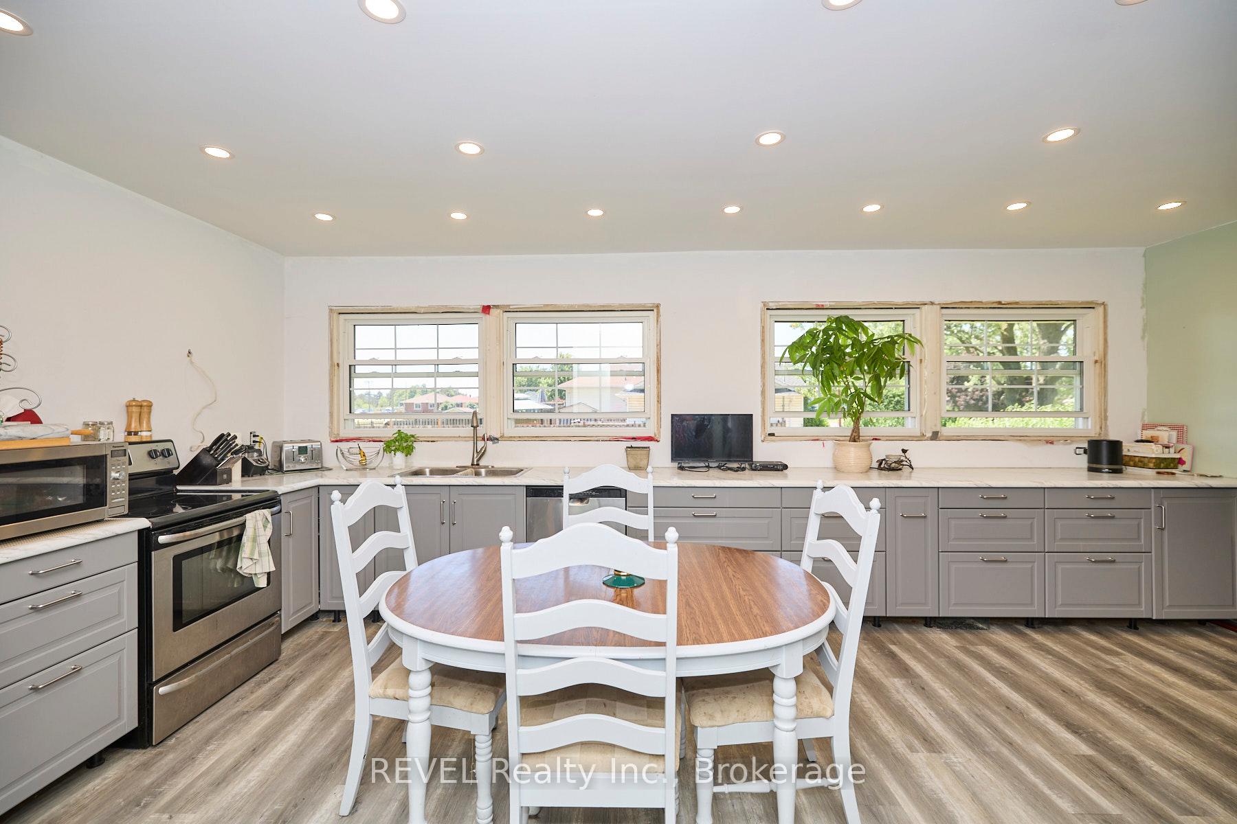 Photo 9 of 7205 Sharon Avenue, Niagara Falls, Arad/Fallsview — HOMEH