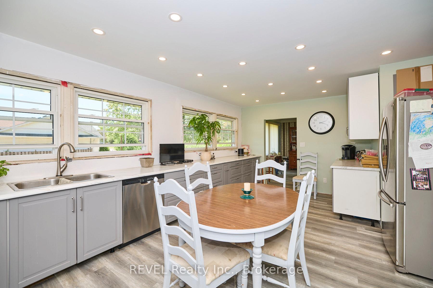Photo 10 of 7205 Sharon Avenue, Niagara Falls, Arad/Fallsview — HOMEH