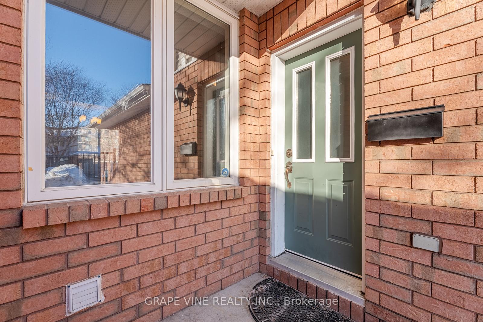 Photo 4 of 430 Lawler Crescent, Ottawa, Chatelaine Village — HOMEH