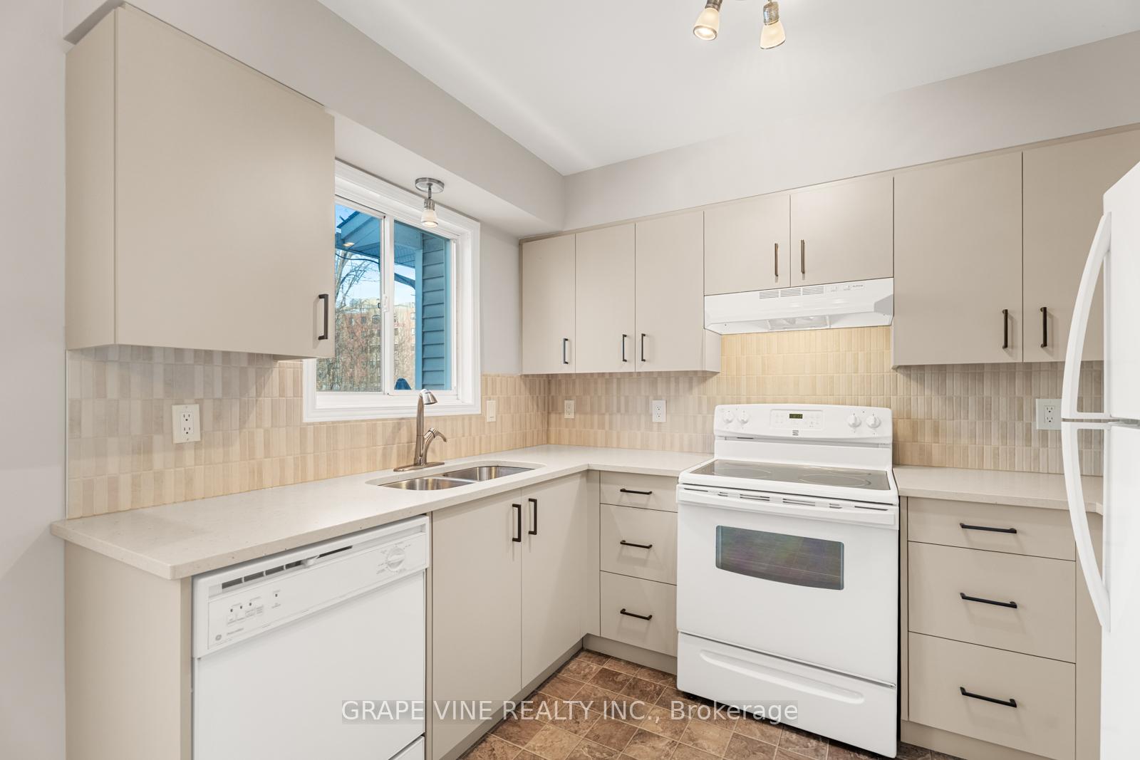 Photo 16 of 430 Lawler Crescent, Ottawa, Chatelaine Village — HOMEH