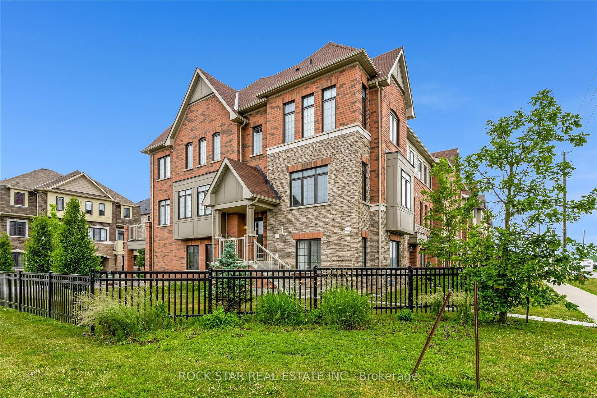 Photo 4 of Unit 29, 8317 Mulberry Drive, Niagara Falls, Brown — HOMEH
