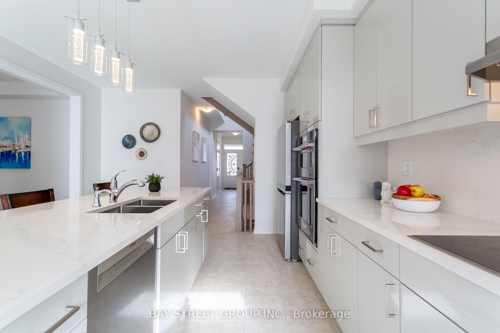 Photo 9 of 1409 Mockingbird Square, Pickering, Rural Pickering — HOMEH