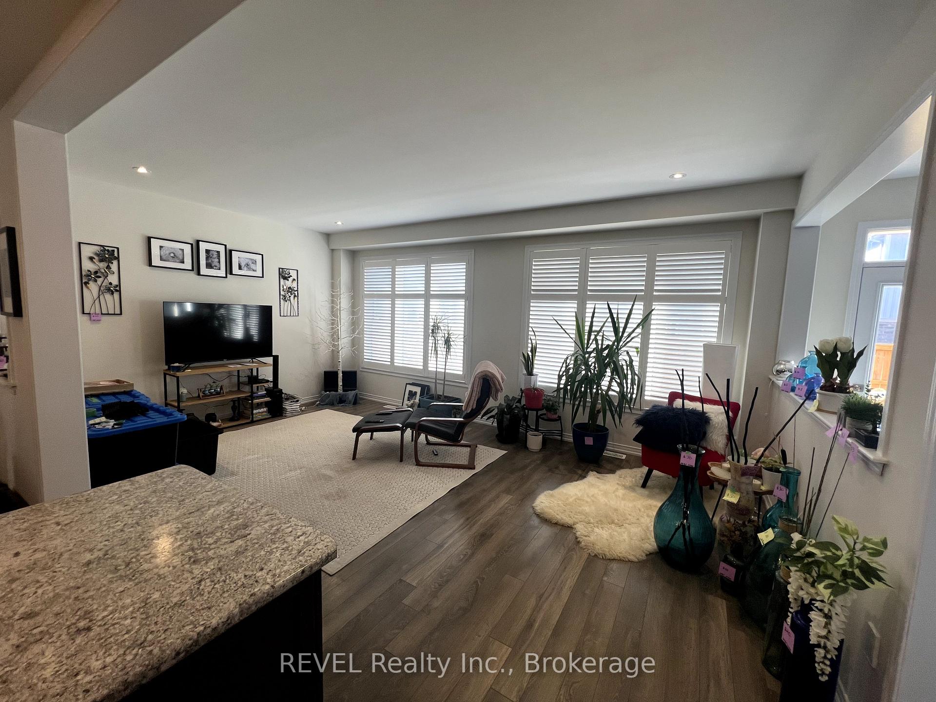 Photo 5 of 7703 Tupelo Crescent, Niagara Falls, Brown — HOMEH