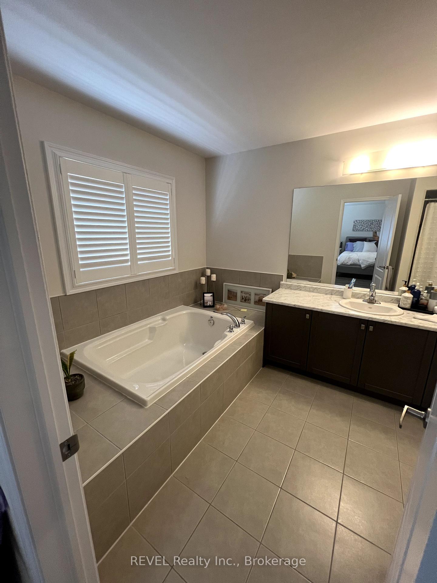 Photo 15 of 7703 Tupelo Crescent, Niagara Falls, Brown — HOMEH