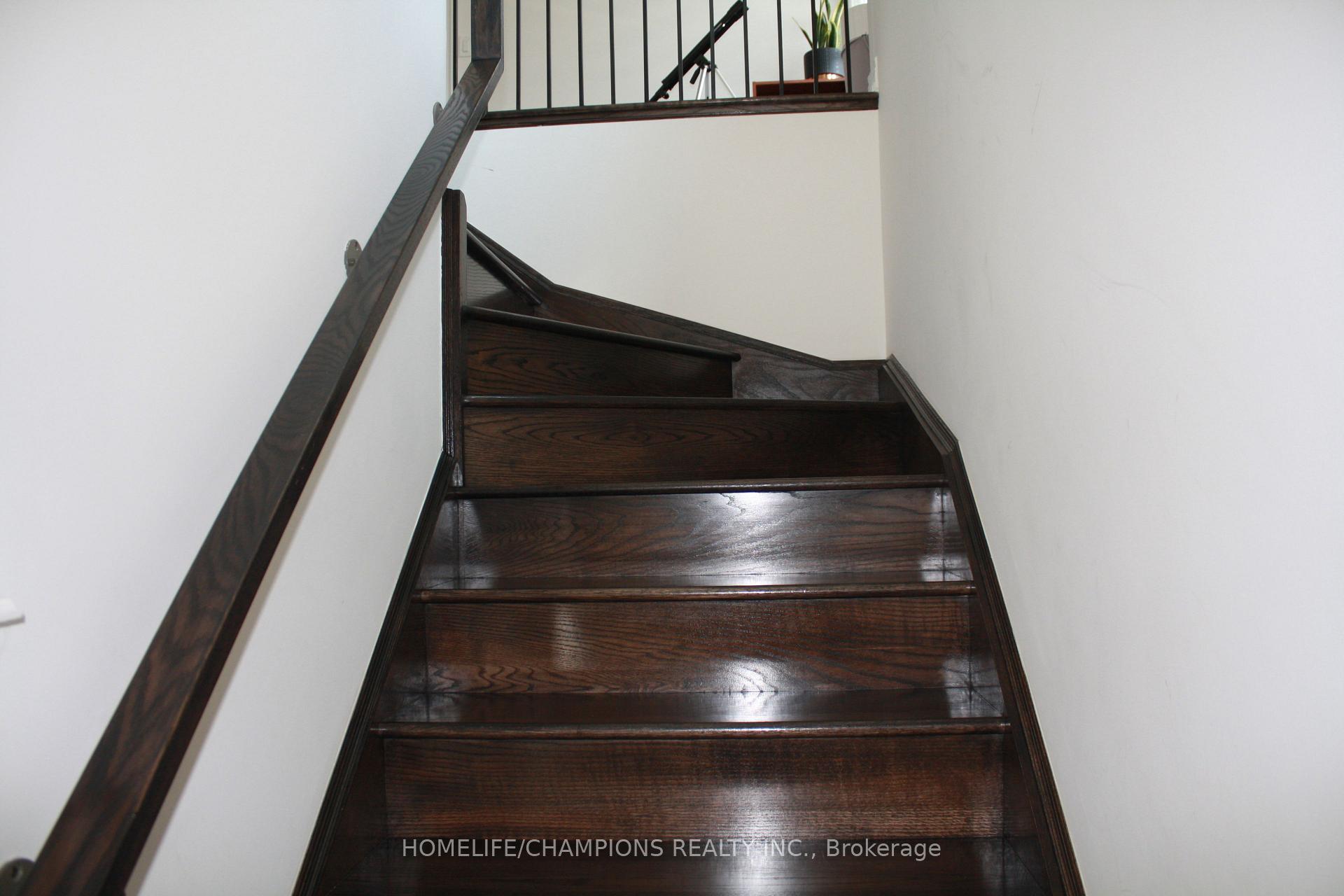 Photo 10 of 50 Air Dancer Crescent, Oshawa, Windfields — HOMEH