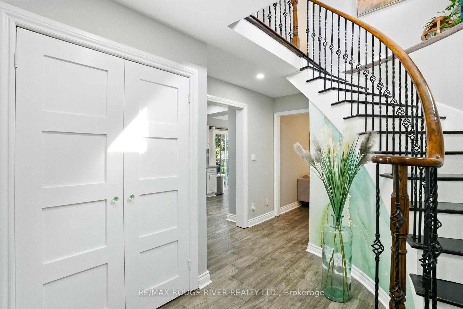 Photo 4 of 105 Overbank Drive, Oshawa, McLaughlin — HOMEH