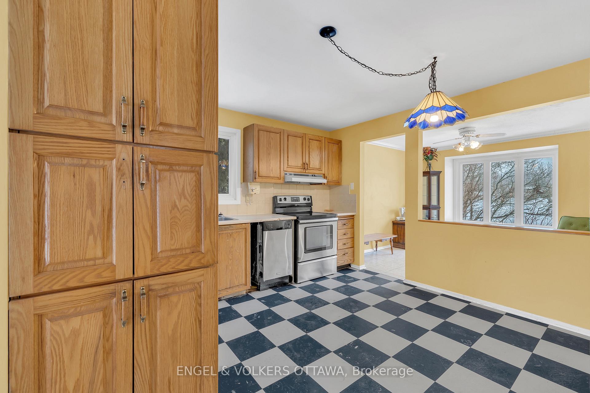 Photo 14 of 1919 Montereau Avenue, Ottawa, Chapel Hill — HOMEH