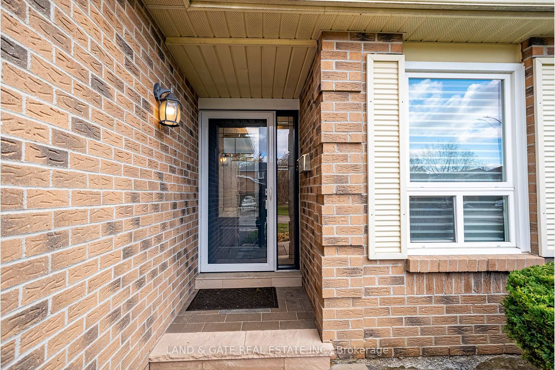Photo 2 of 1301 Grovedale Court, Pickering, Liverpool — HOMEH