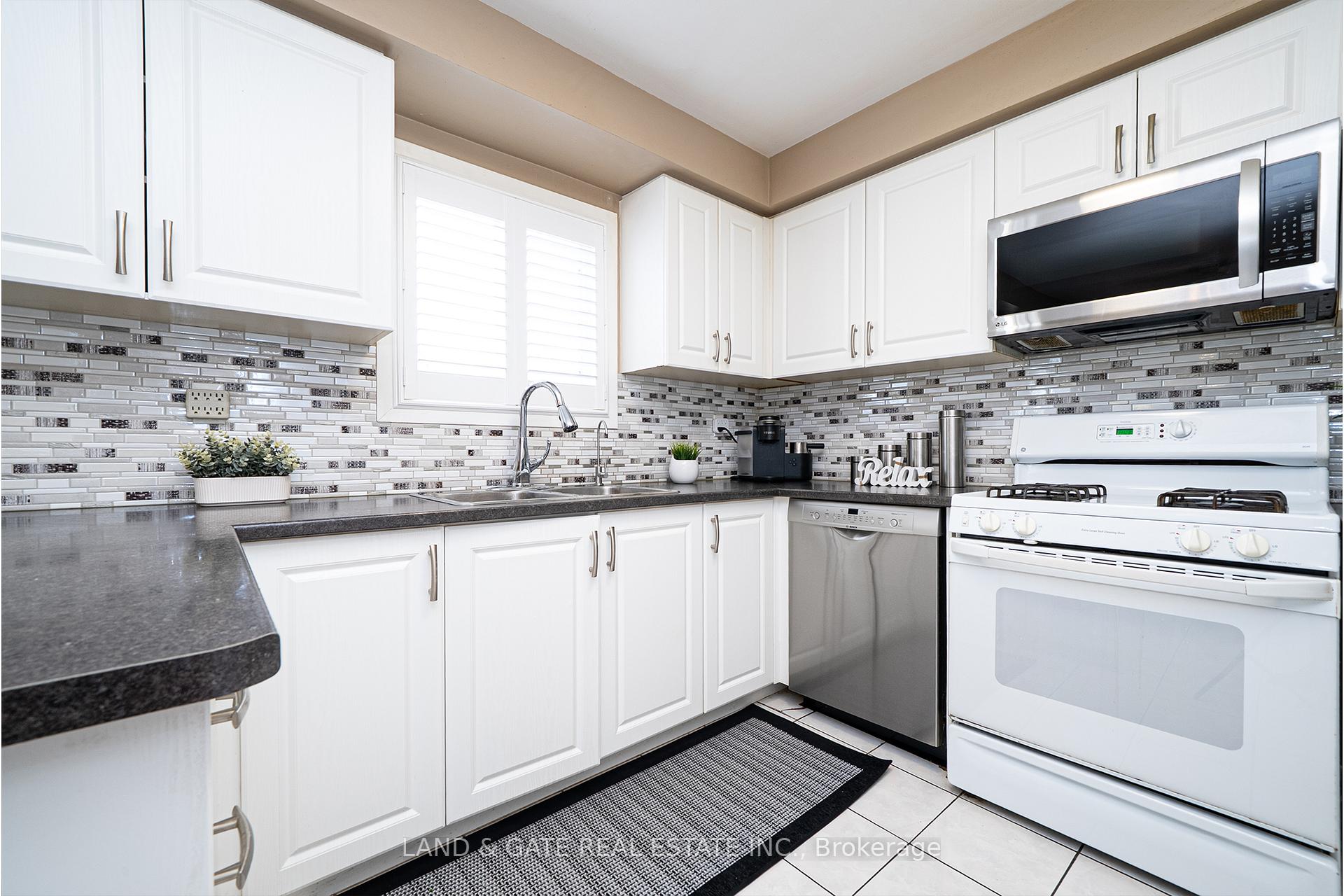 Photo 9 of 1301 Grovedale Court, Pickering, Liverpool — HOMEH