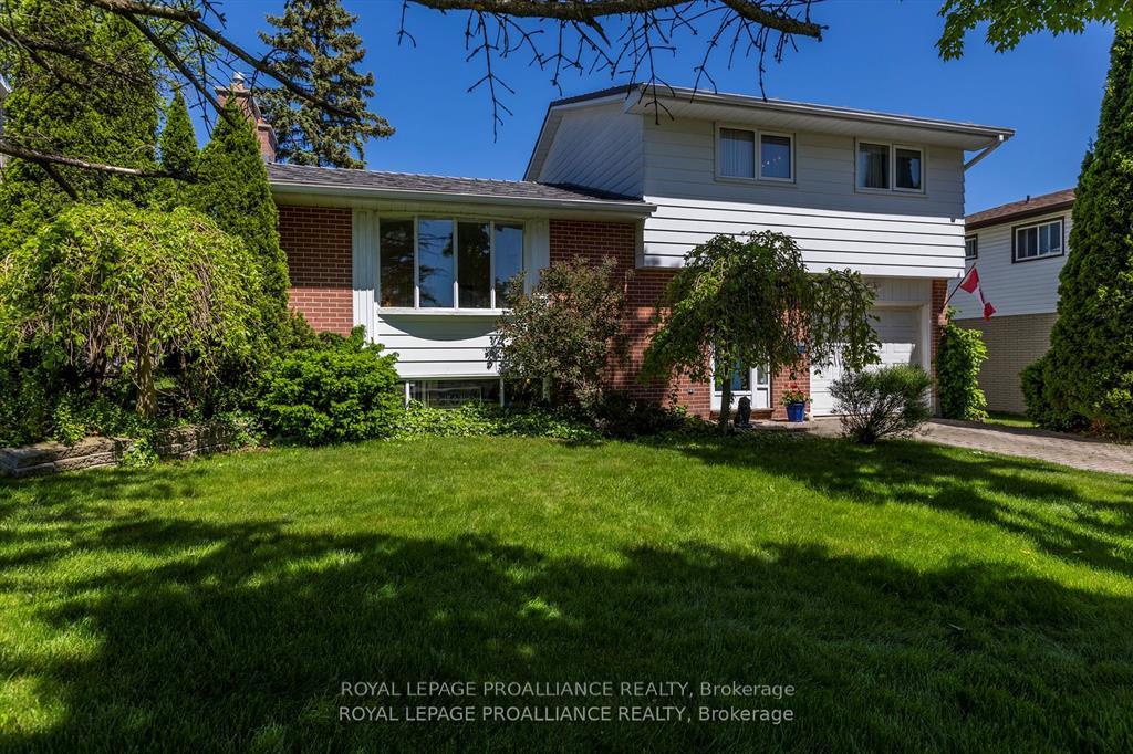 Photo 2 of 942 Ellesmere Avenue, Peterborough, Northcrest Ward 5 — HOMEH