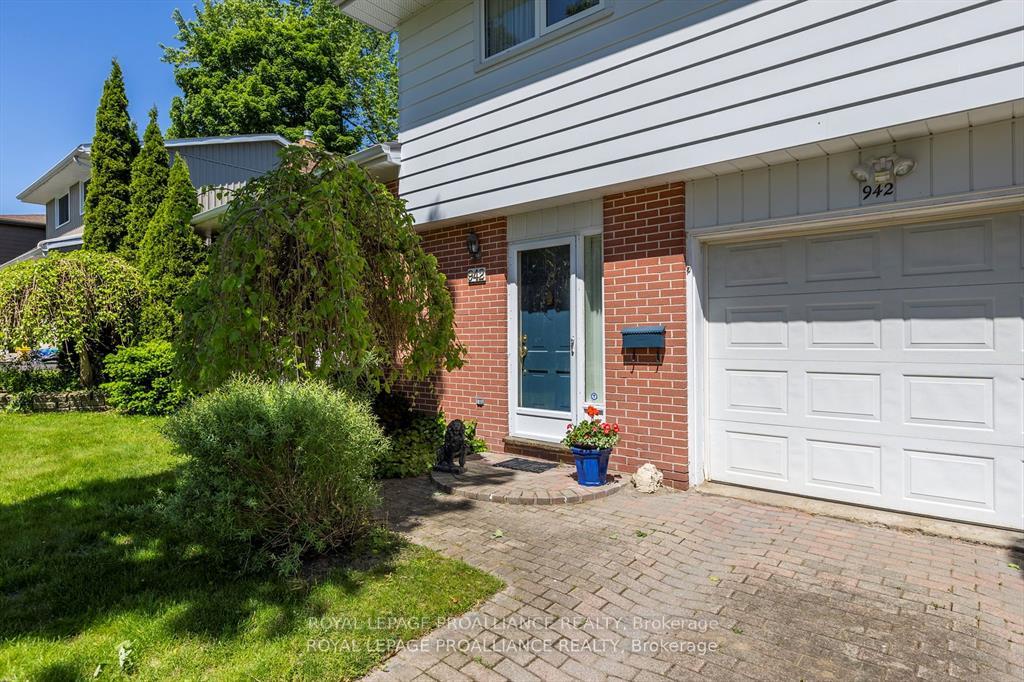 Photo 3 of 942 Ellesmere Avenue, Peterborough, Northcrest Ward 5 — HOMEH