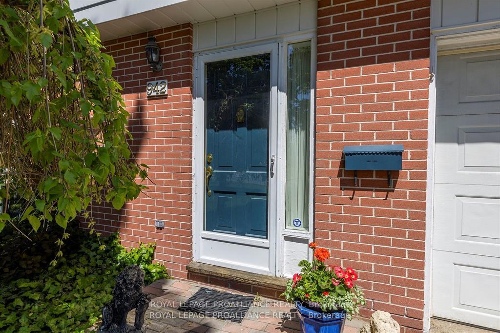 Photo 4 of 942 Ellesmere Avenue, Peterborough, Northcrest Ward 5 — HOMEH