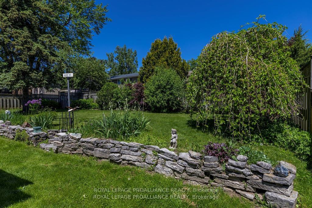 Photo 34 of 942 Ellesmere Avenue, Peterborough, Northcrest Ward 5 — HOMEH