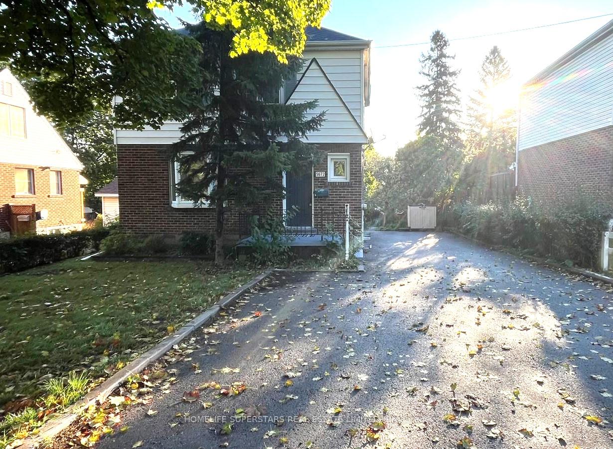 Front of 5672 Drummond Road