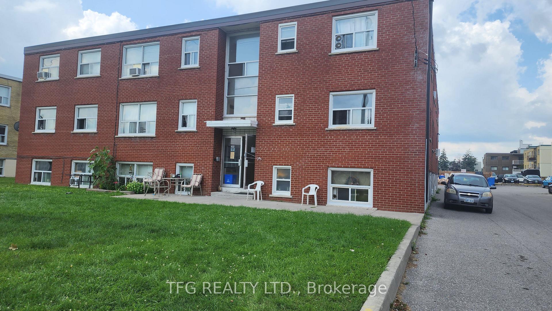 Front of Unit 8, 300 Montrave Avenue