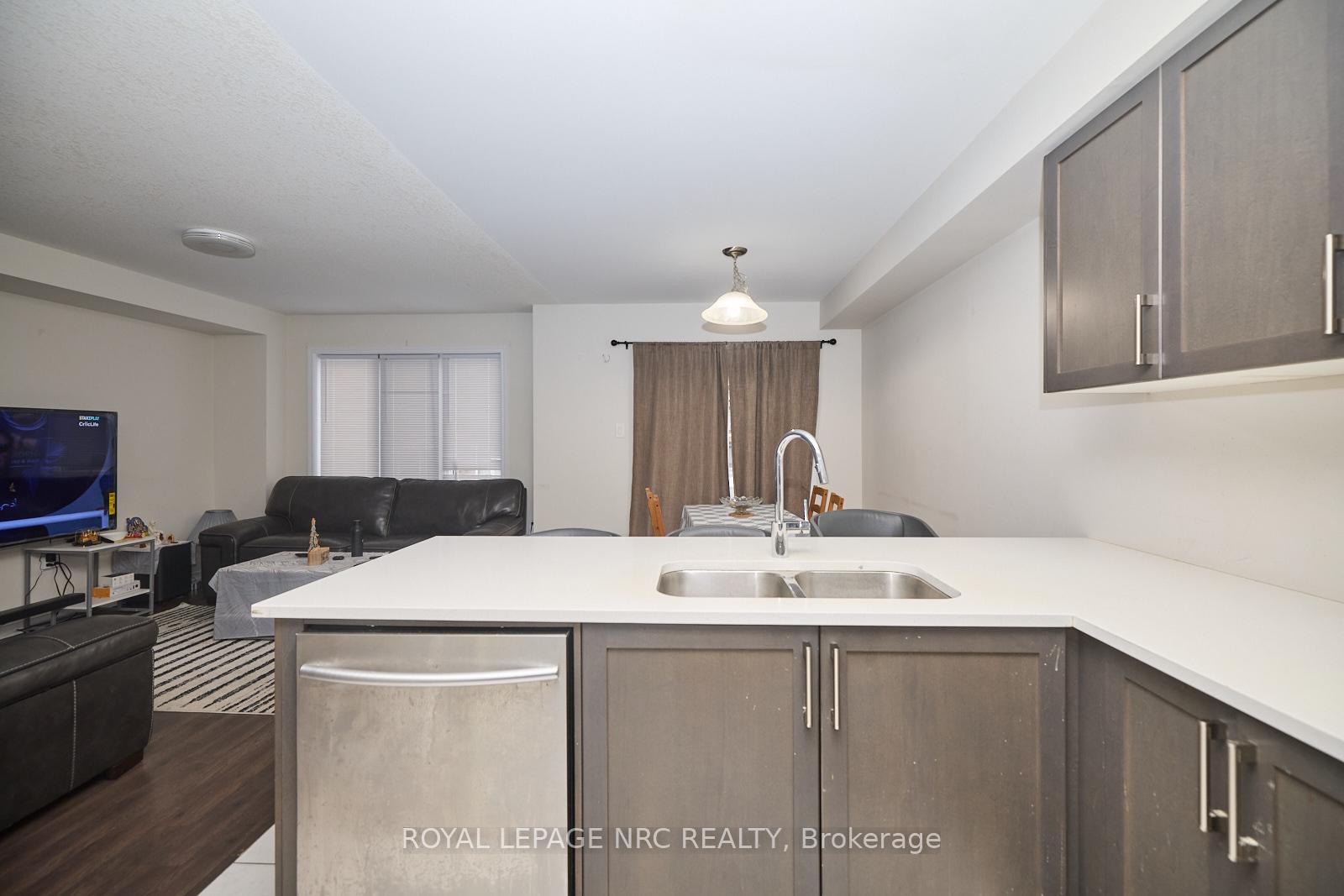 Photo 3 of 7782 White Pine Crescent, Niagara Falls, Brown — HOMEH