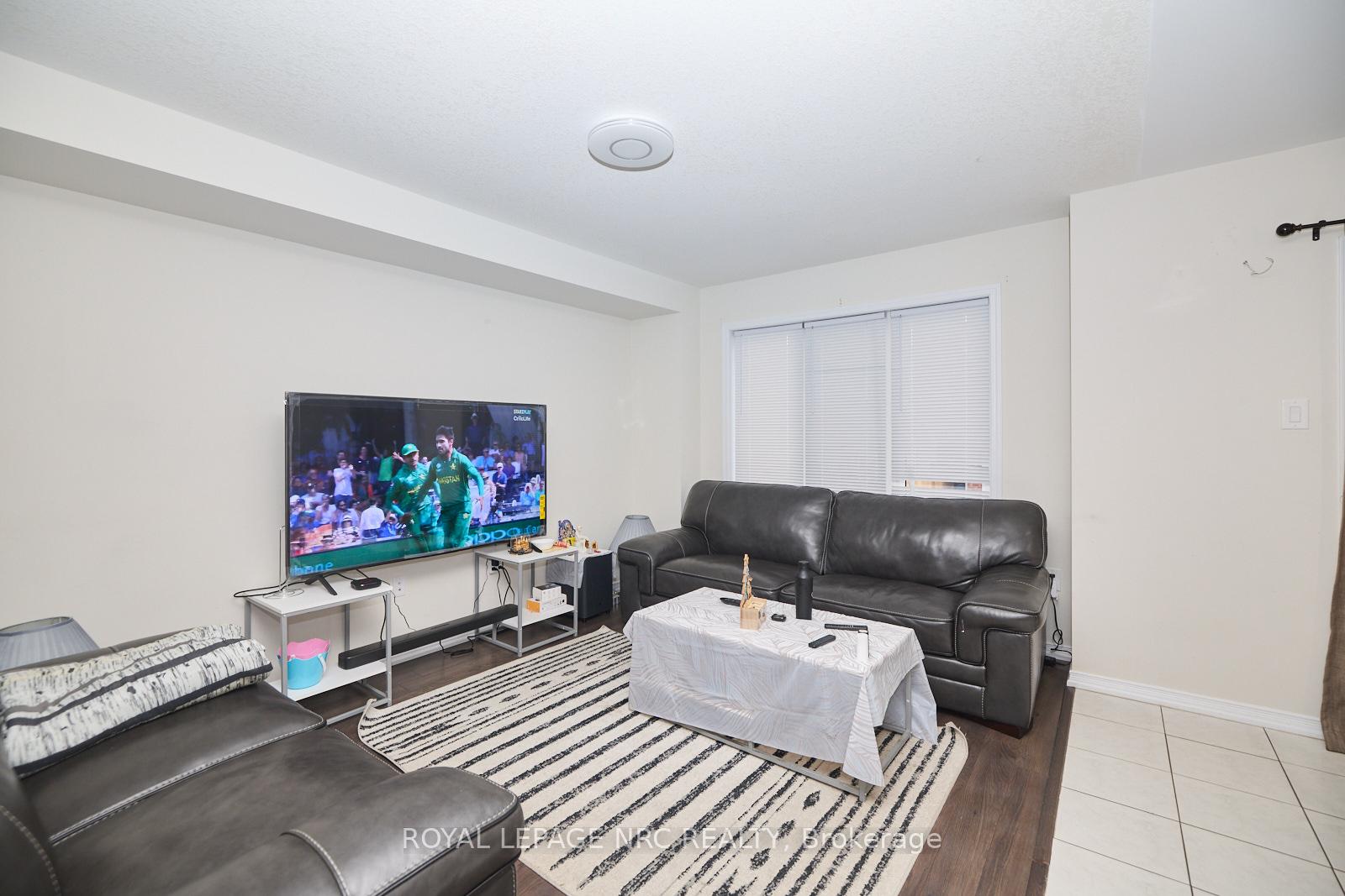 Photo 4 of 7782 White Pine Crescent, Niagara Falls, Brown — HOMEH