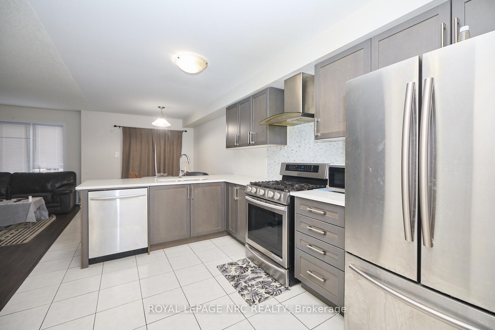Photo 5 of 7782 White Pine Crescent, Niagara Falls, Brown — HOMEH