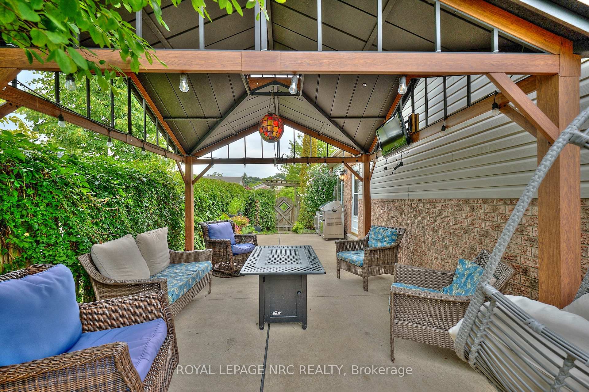 Photo 3 of 6951 Kelly Drive, Niagara Falls, Forestview — HOMEH