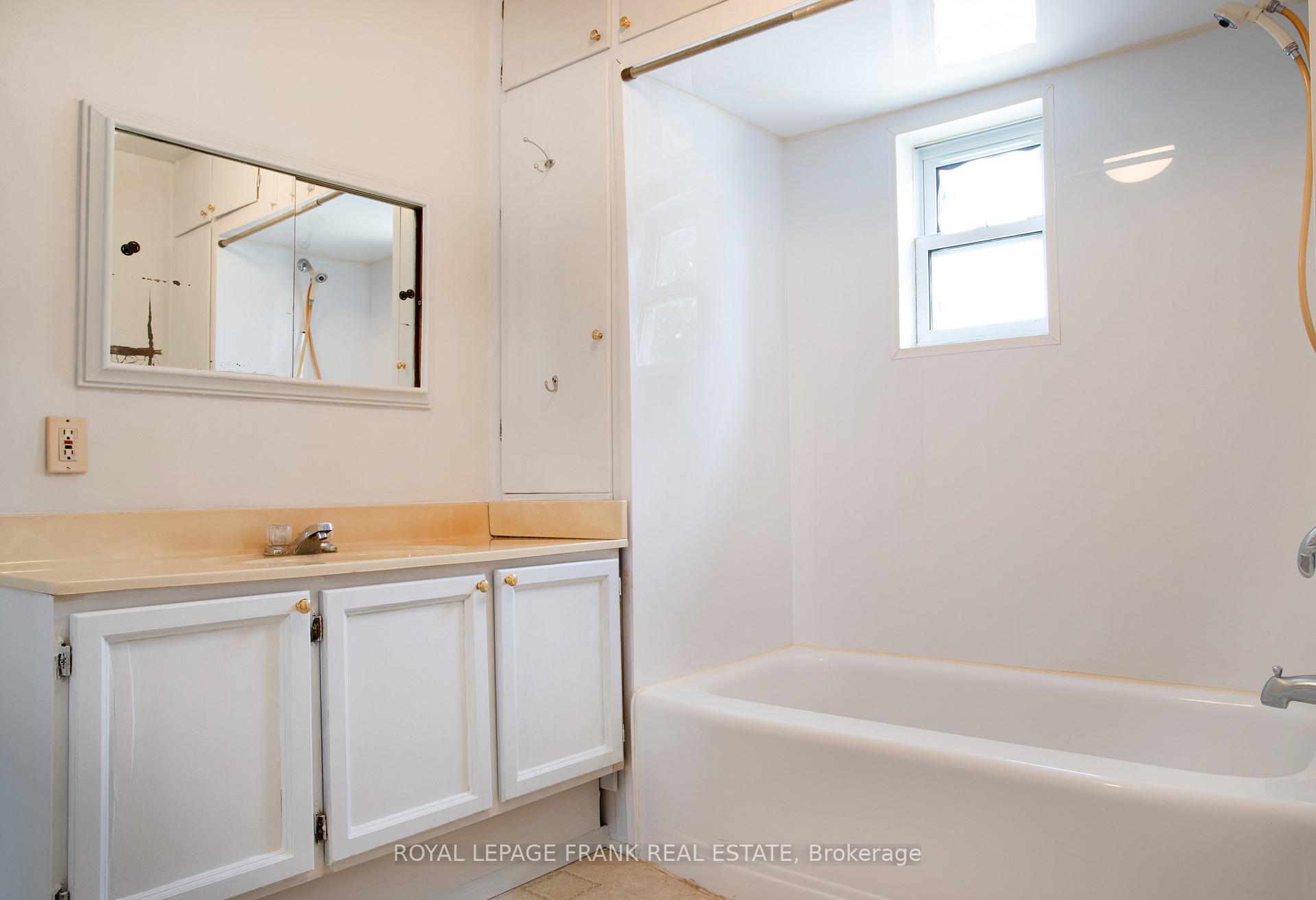 Photo 19 of 377 Adelaide Avenue W, Oshawa, McLaughlin — HOMEH