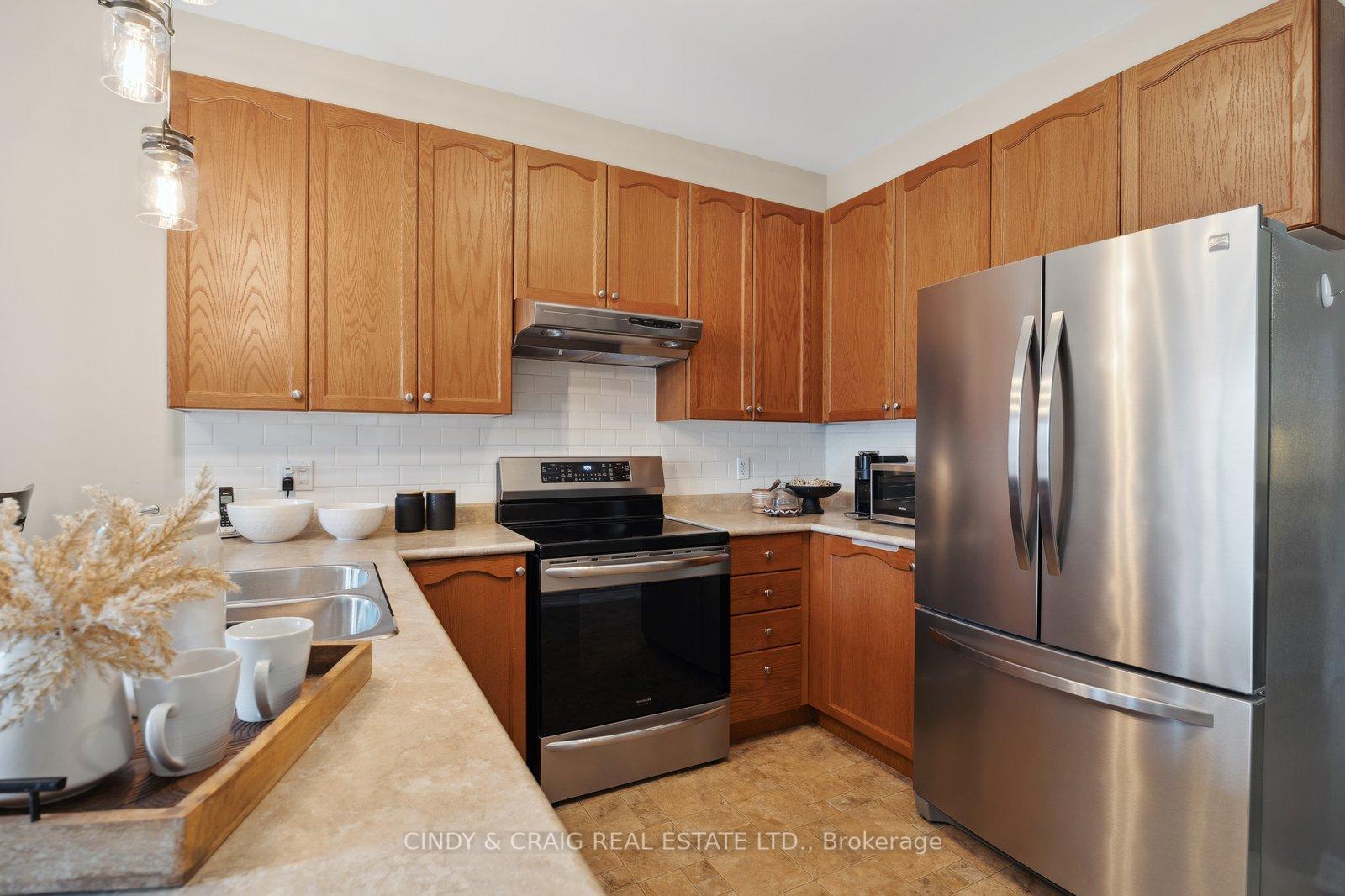 Photo 6 of 1222 Macinally Court, Oshawa, Pinecrest — HOMEH