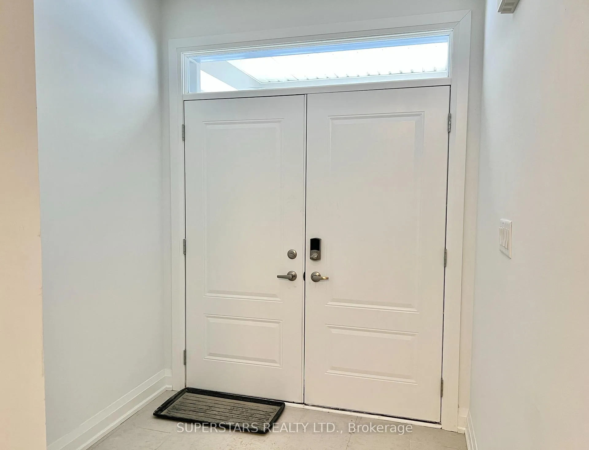 Photo 3 of 1404 Mockingbird Square, Pickering, Rural Pickering — HOMEH