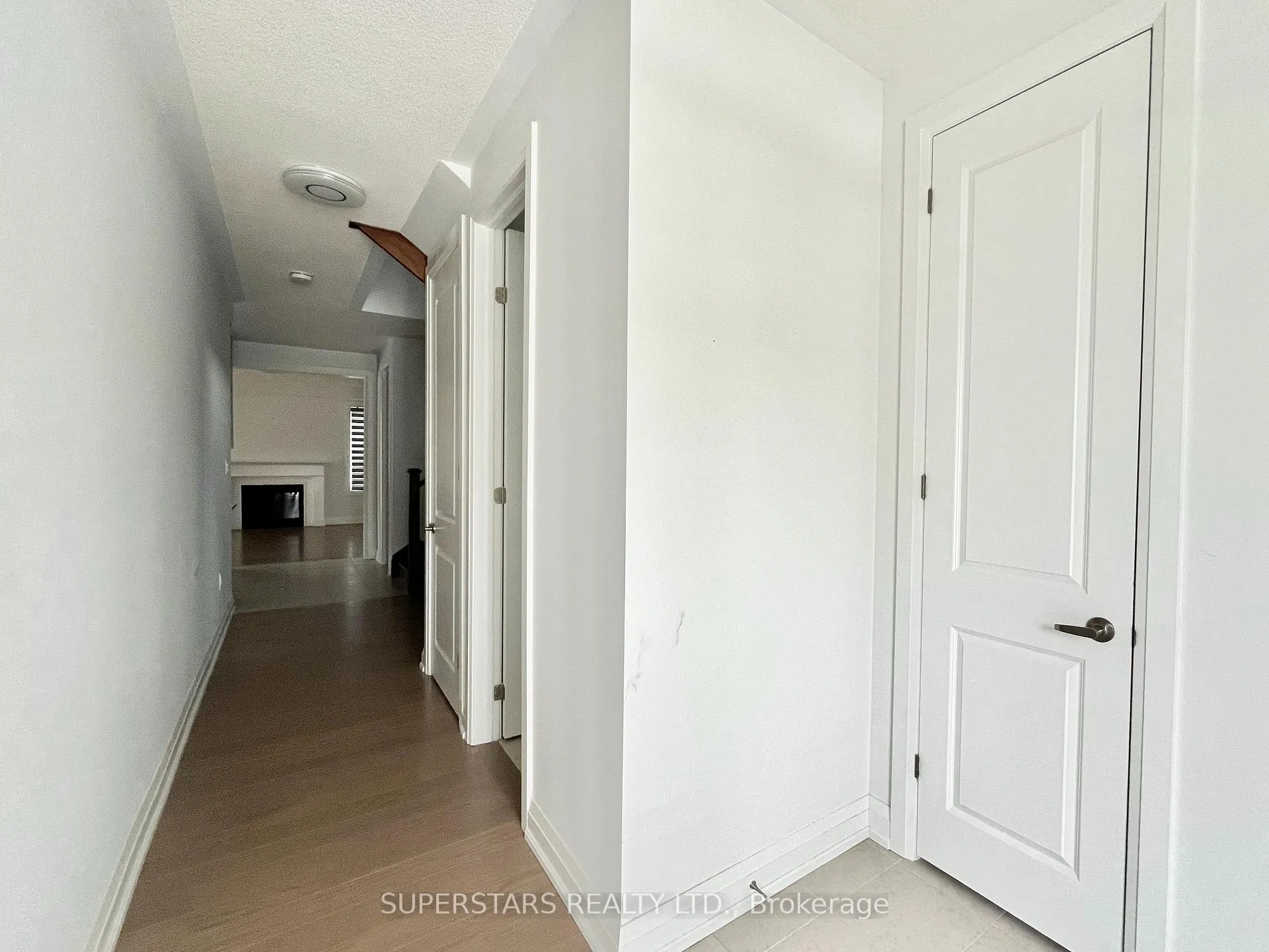 Photo 4 of 1404 Mockingbird Square, Pickering, Rural Pickering — HOMEH