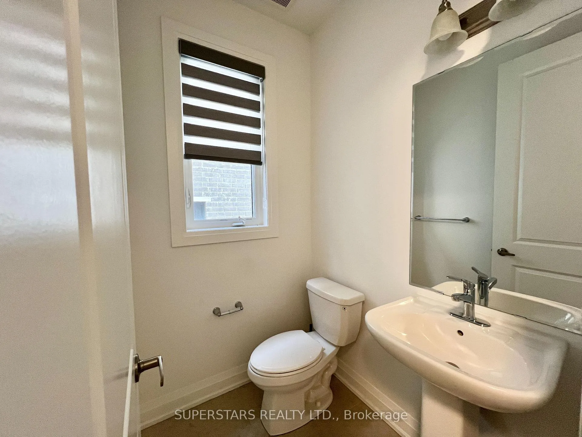 Photo 5 of 1404 Mockingbird Square, Pickering, Rural Pickering — HOMEH