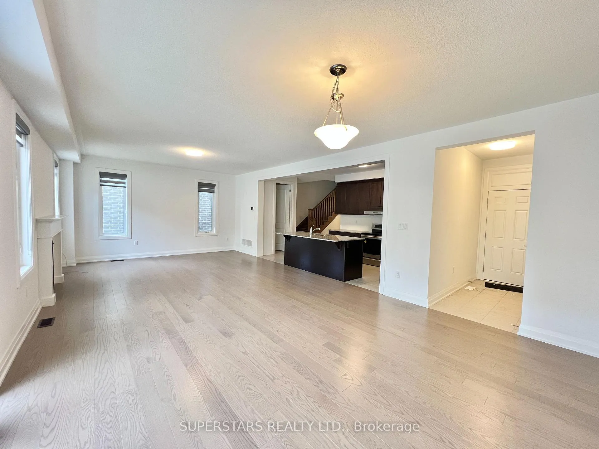 Photo 12 of 1404 Mockingbird Square, Pickering, Rural Pickering — HOMEH