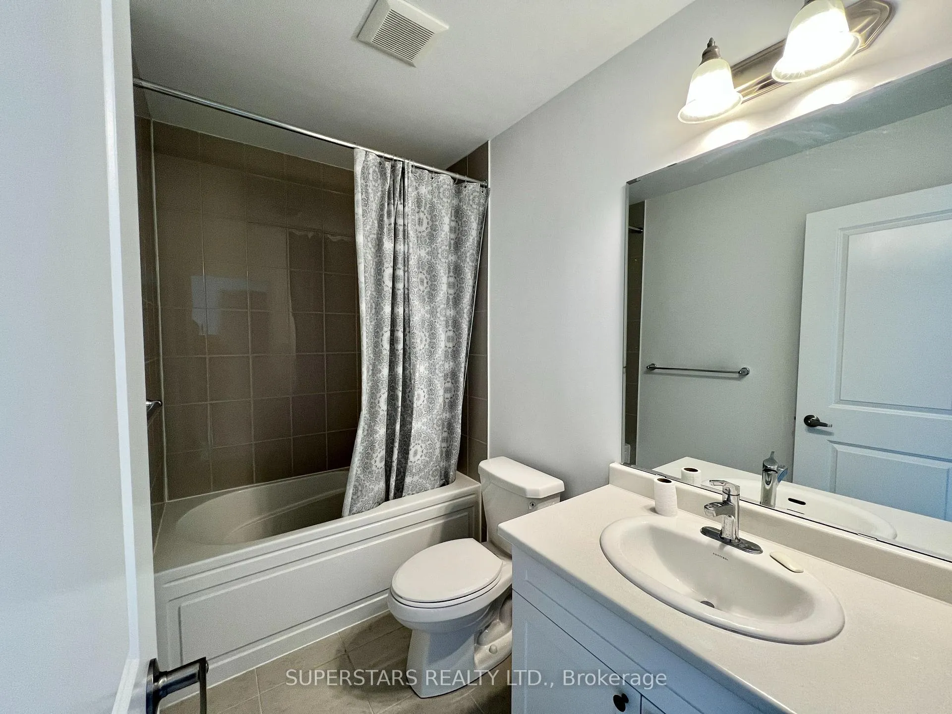 Photo 21 of 1404 Mockingbird Square, Pickering, Rural Pickering — HOMEH