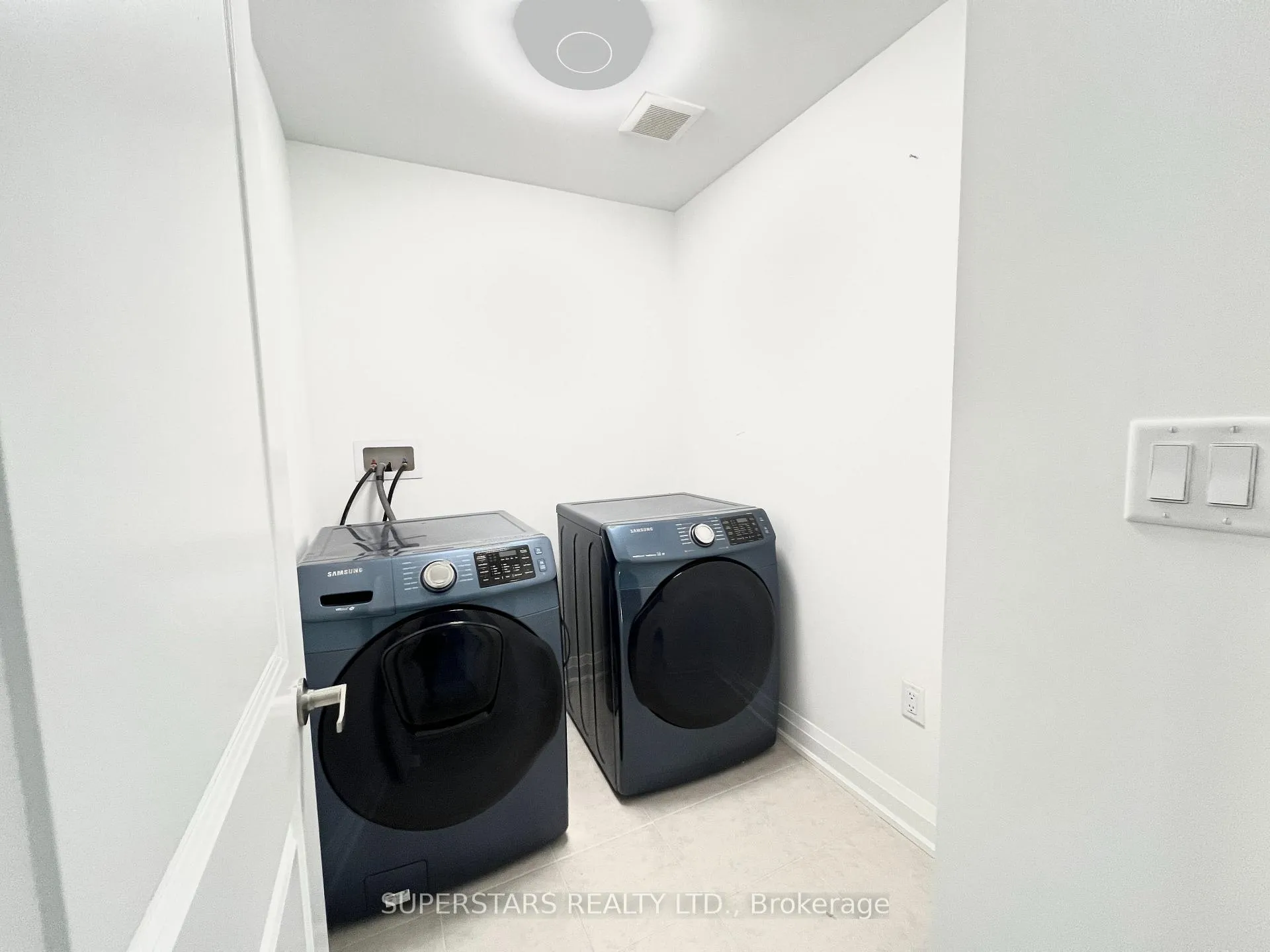 Photo 29 of 1404 Mockingbird Square, Pickering, Rural Pickering — HOMEH