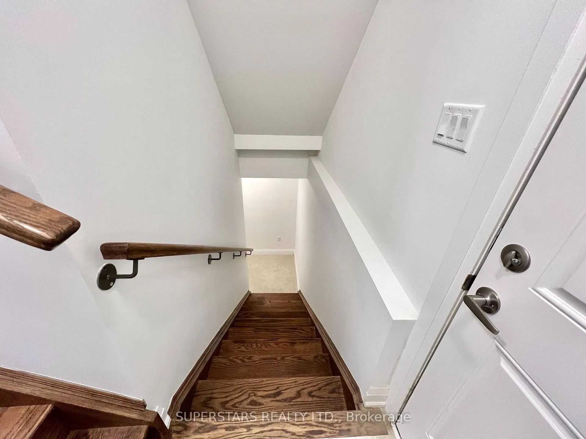 Photo 31 of 1404 Mockingbird Square, Pickering, Rural Pickering — HOMEH