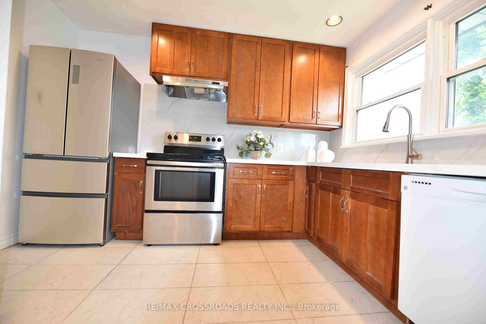 Photo 5 of 512 Wilson Road S, Oshawa, Donevan — HOMEH