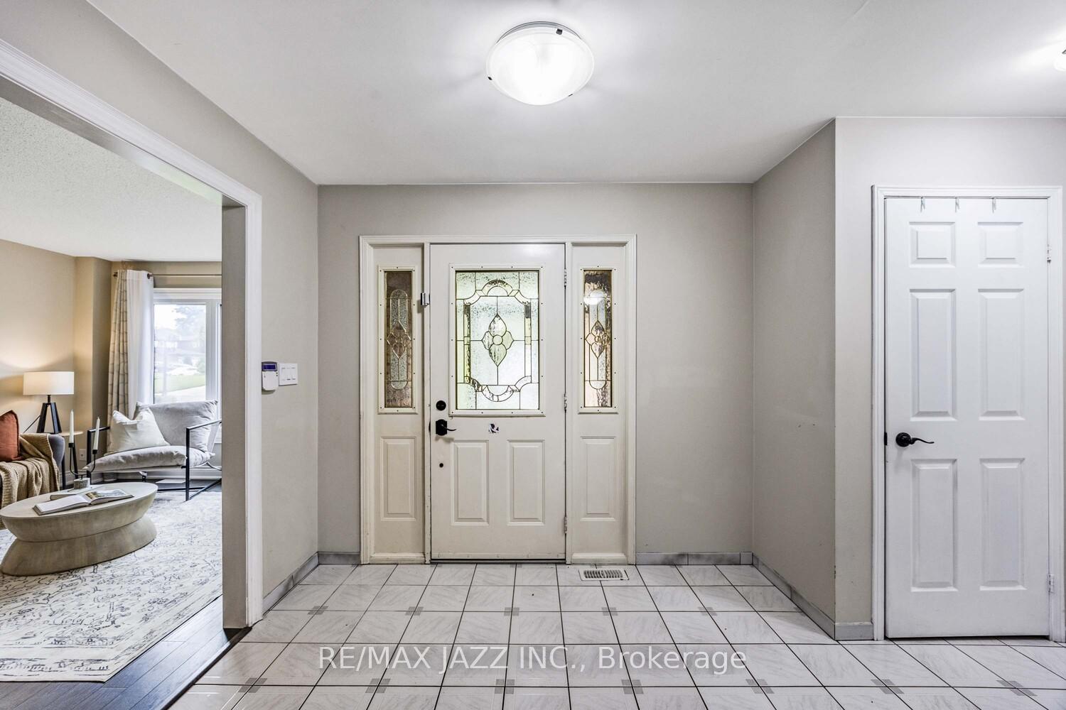 Photo 3 of 817 Nevada Court, Oshawa, McLaughlin — HOMEH