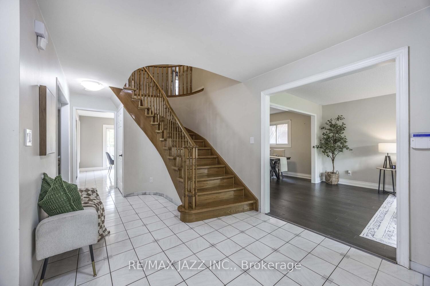 Photo 4 of 817 Nevada Court, Oshawa, McLaughlin — HOMEH