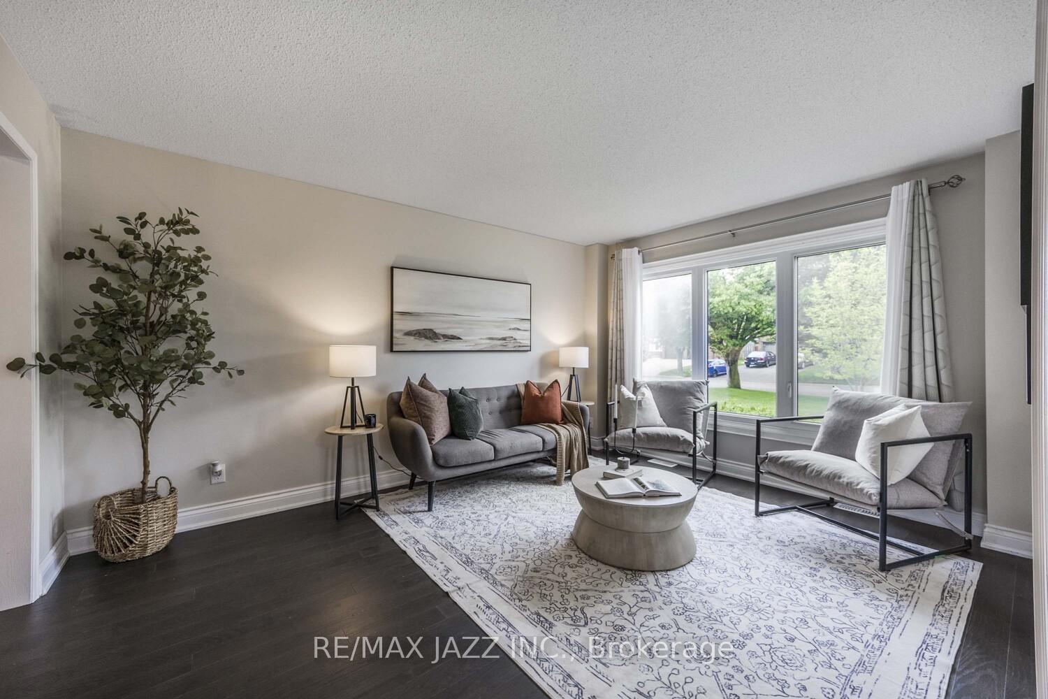 Photo 5 of 817 Nevada Court, Oshawa, McLaughlin — HOMEH