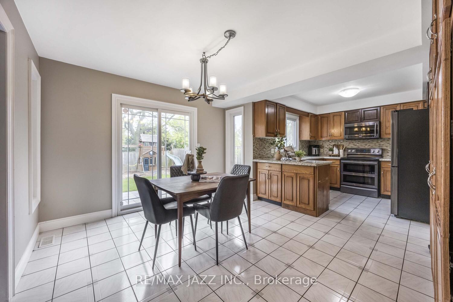 Photo 14 of 817 Nevada Court, Oshawa, McLaughlin — HOMEH