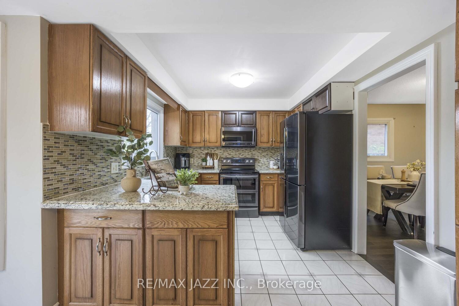 Photo 15 of 817 Nevada Court, Oshawa, McLaughlin — HOMEH