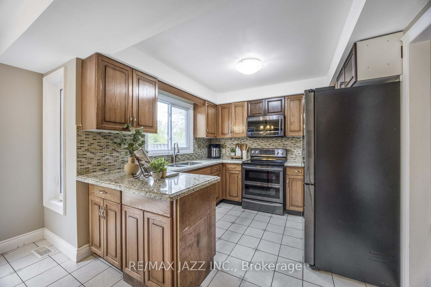 Photo 16 of 817 Nevada Court, Oshawa, McLaughlin — HOMEH