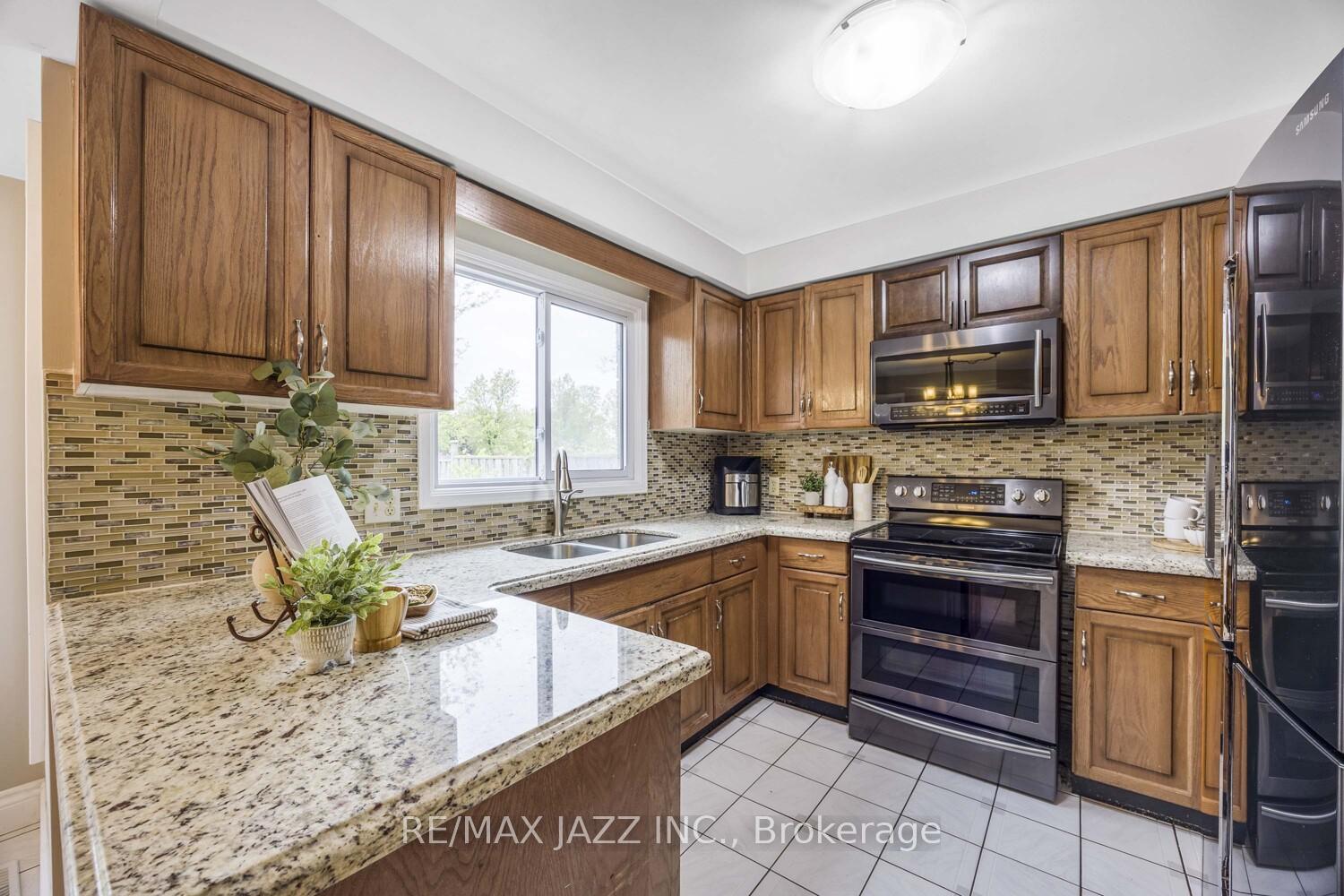 Photo 17 of 817 Nevada Court, Oshawa, McLaughlin — HOMEH