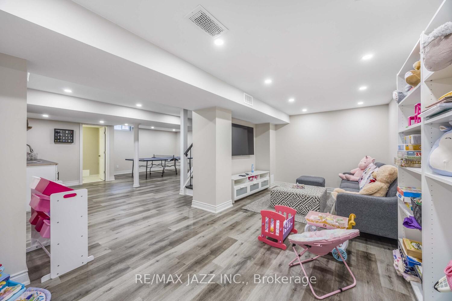 Photo 32 of 817 Nevada Court, Oshawa, McLaughlin — HOMEH