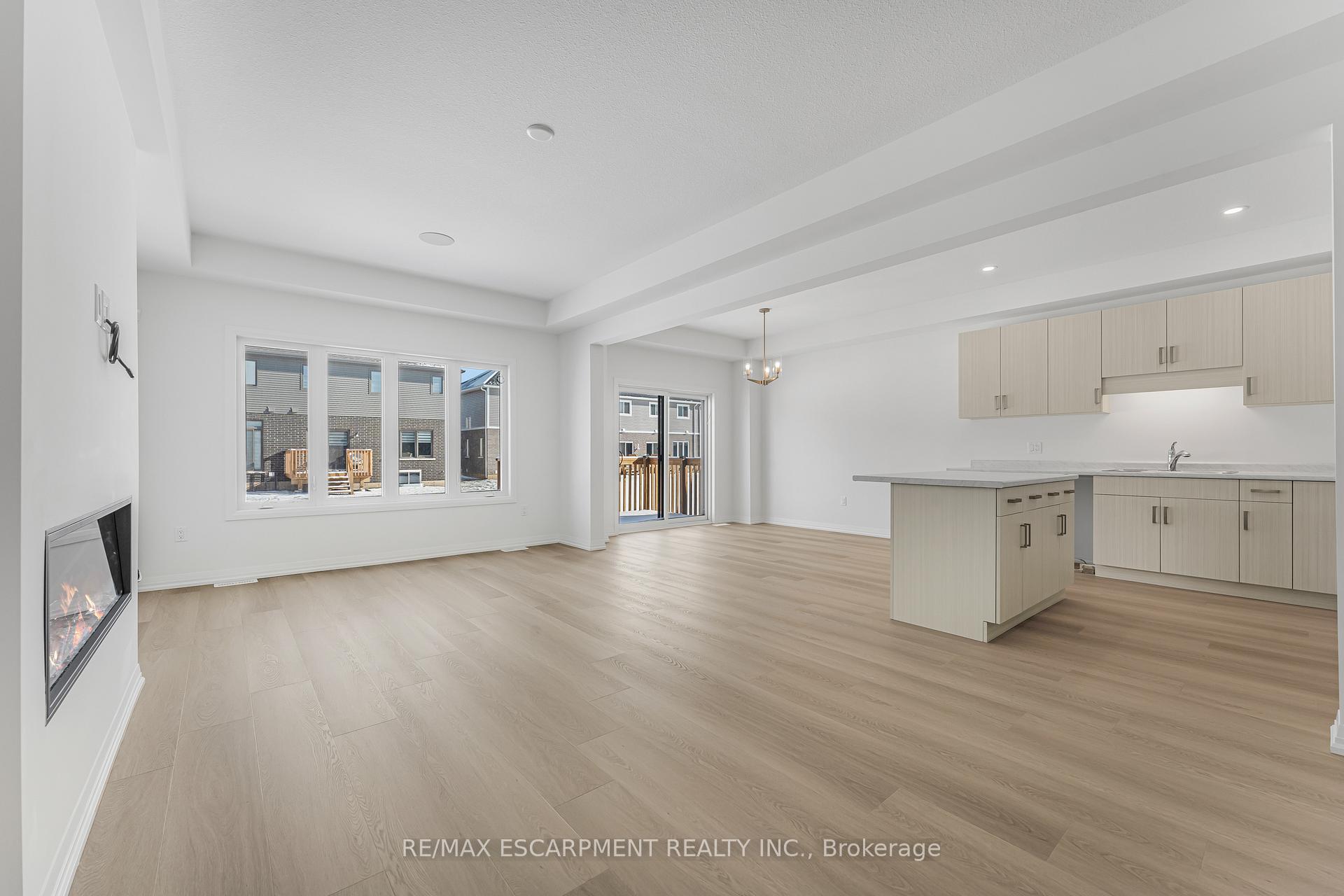 Photo 7 of 43 Saffron Way, Pelham, Fonthill — HOMEH