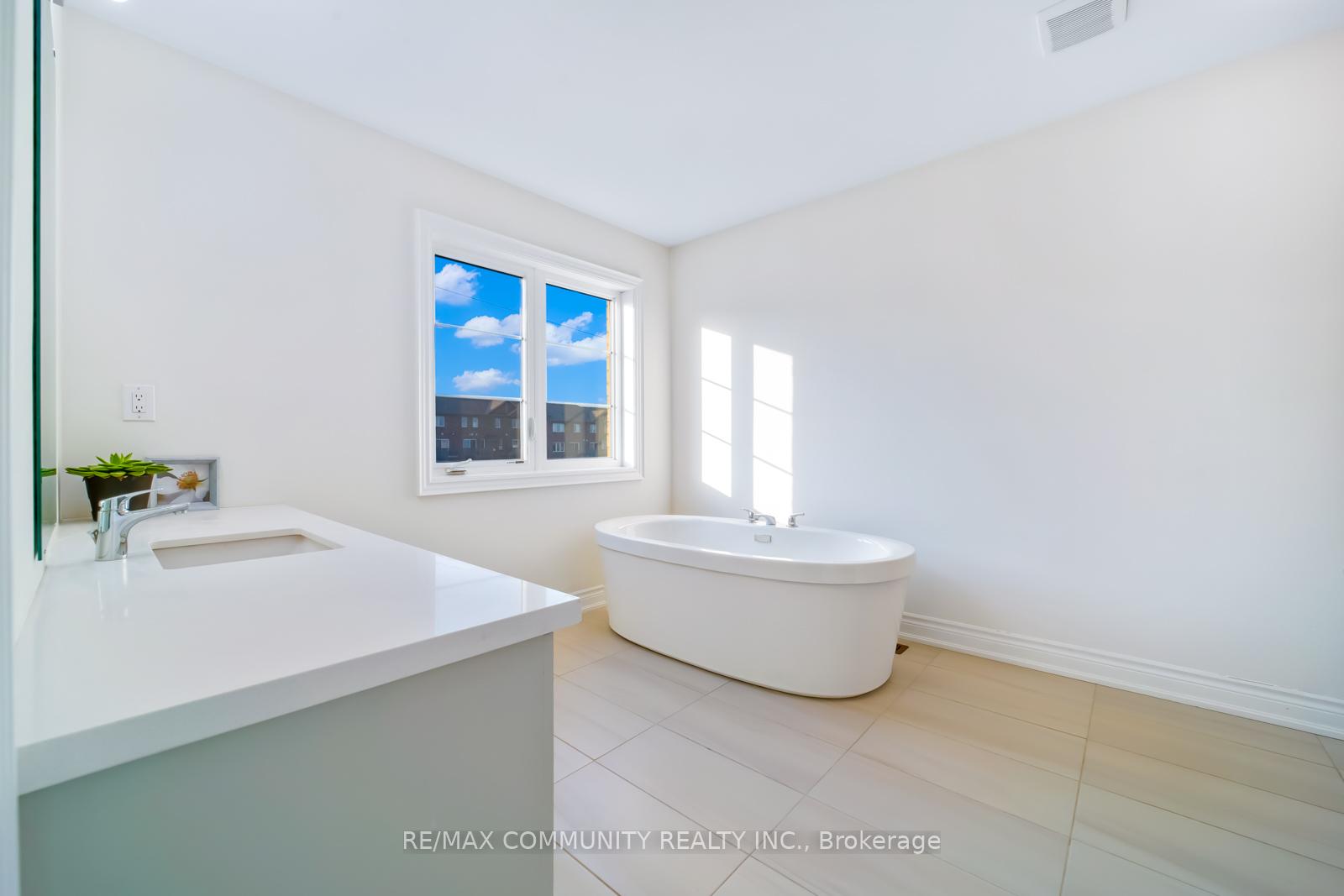Photo 26 of 1024 Skyridge Boulevard, Pickering, Rural Pickering — HOMEH