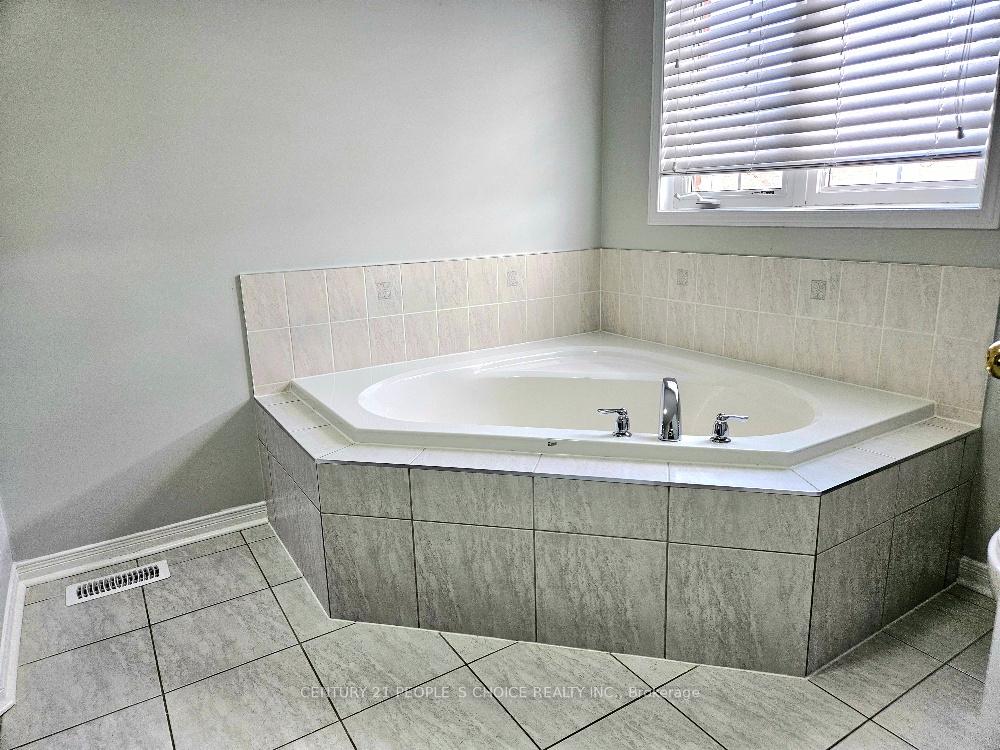 Photo 36 of 561 Lott Crescent, Milton, Coates — HOMEH
