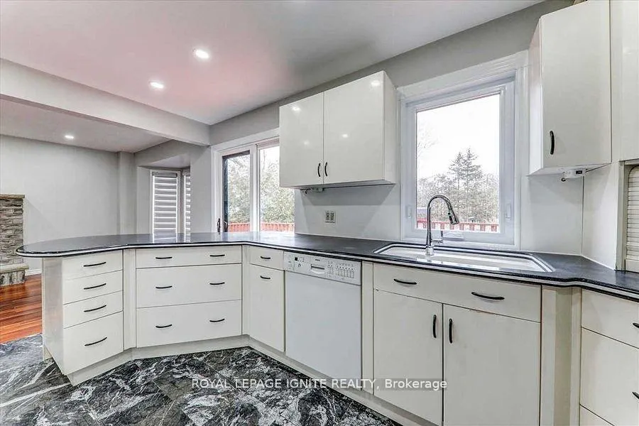 Photo 10 of 160 Twyn Rivers Drive, Pickering, Rougemount — HOMEH