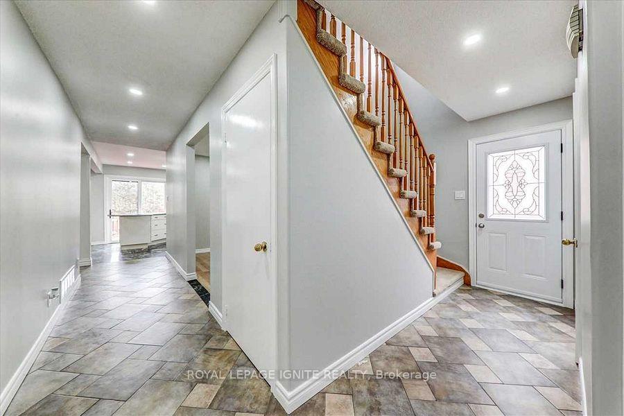 Photo 2 of 160 Twyn Rivers Drive, Pickering, Rougemount — HOMEH