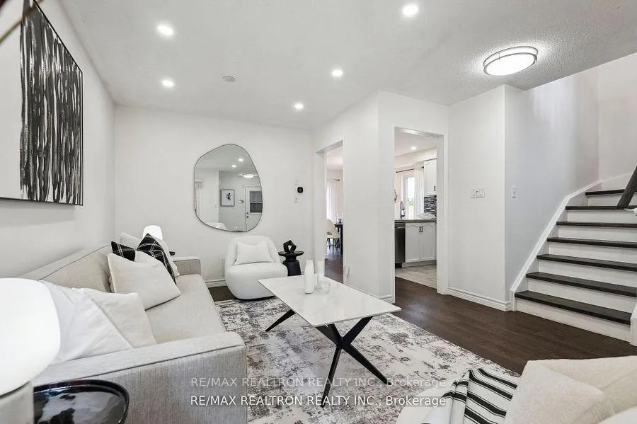 Photo 5 of 1152 Gossamer Drive, Pickering, Liverpool — HOMEH