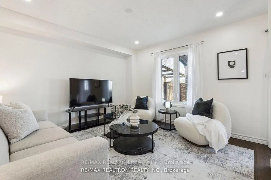 Photo 10 of 1152 Gossamer Drive, Pickering, Liverpool — HOMEH