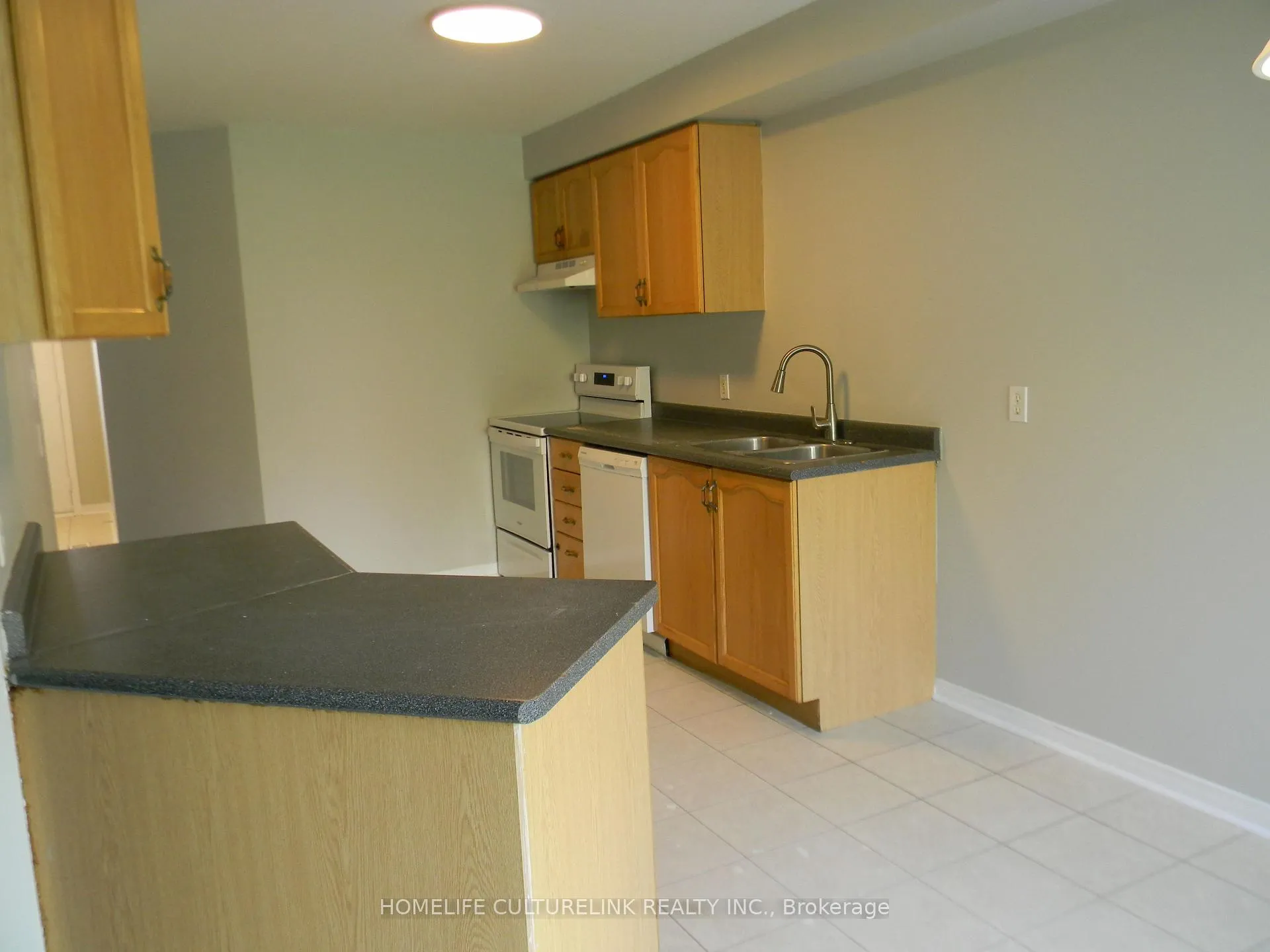Photo 4 of 1839 Dalhousie Crescent, Oshawa, Samac — HOMEH